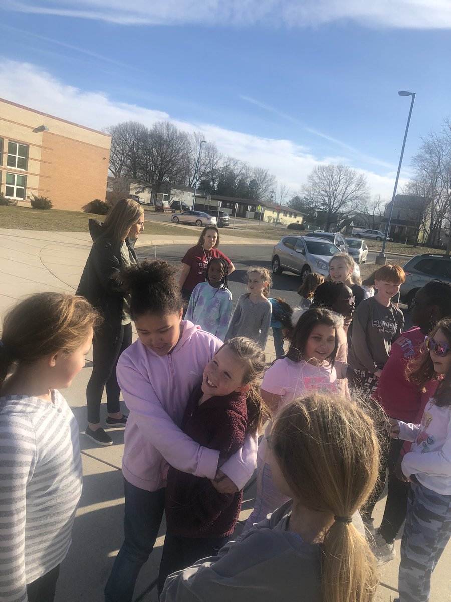 BreachLindsay's tweet photo. Girls on the run is so much fun!! @KathyBenton72 @GlendaleESAACPS https://t.co/Ojfc6KoTYS