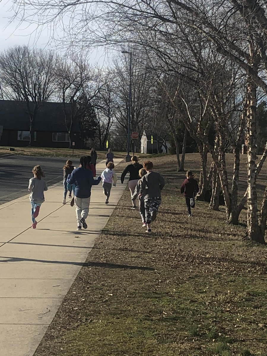 BreachLindsay's tweet photo. Girls on the run is so much fun!! @KathyBenton72 @GlendaleESAACPS https://t.co/Ojfc6KoTYS