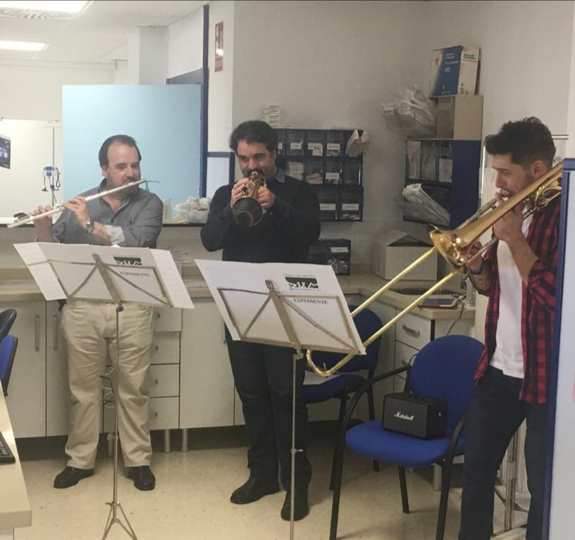 HospitalJaen's tweet photo. Ya hemos alcanzado en el @HospitalJaen nuestra quinta sesión de música a cargo de la @BandaMdeJaen, con un nuevo compañero de viaje, a cargo de la Unidad de Oncología. Gracias! https://t.co/pQE3uptVPg