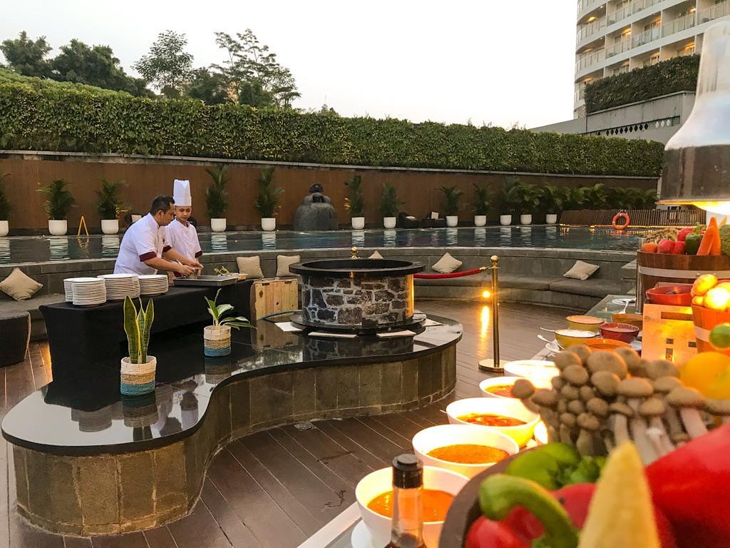 Fresh seafood, delightful appetizers, mouth-watering desserts and creative beverages. Who is in? BONFIRE BBQ every Saturday 6 PM - 9 PM at Pool Island Green Canyon Restaurant Only IDR 15.000 net / items #bbq #bbqinhotel #thealana #archipelagointernational #thealanasentul