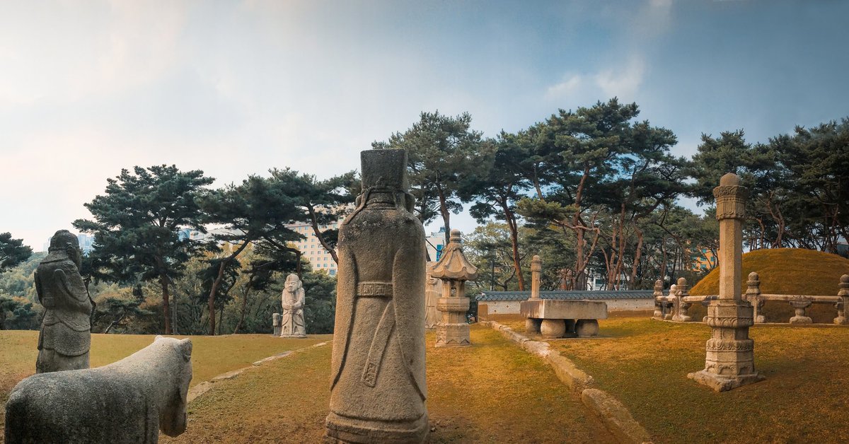 ManMeetsTheWrld's tweet image. The Tomb Of King Seongjong in Seoul 🇰🇷 He was the 9th king of the Joseon Dynasty.

There are two other tombs here. They belong to Queen Jeonghyeon (the second wife of King Seongjong) and King Jungjong (a son of the two)#seoul #southkorea #travel #travelphotography #traveling
