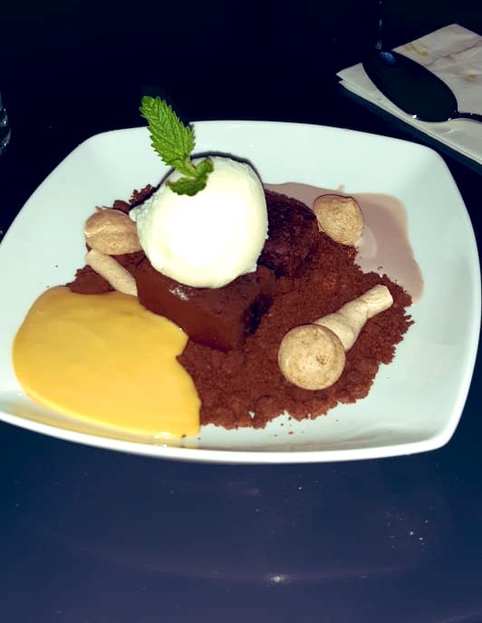 Gracias a <a href="/YoInvitoMza/">Yo Invito 🍷🍽</a> hoy conocí Bosco, el nuevo restaurante del Parque General San Martín. Muy rico todo. En especial la Tierra de Chocolate y Vino 😋 #postre