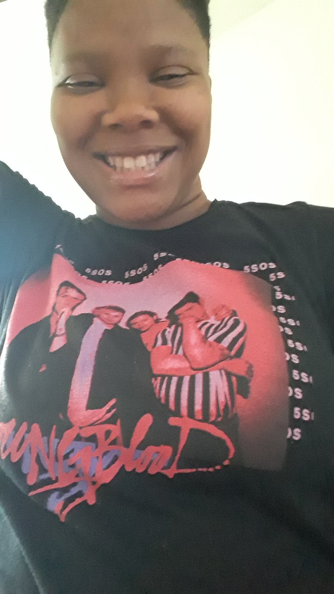 Littlemama12342's tweet photo. My very first youngblood tshirt is awesome @5SOS 💙💙💙💙💜💜💜💜💖💖💖💖 https://t.co/74go9wPt9w