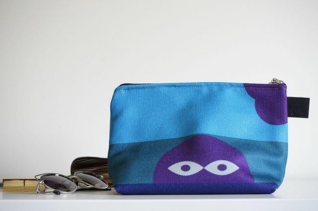 Organize your beauty stash with our denim lined zippered makeup bags. Available in 10 and 12 inch sizes.

#bagsandpurses #monsterbag #toiletrybag #blue #purple #womangiftideas #girlsgifts #largemakeupbag #madgatadesigns #travelcosmeticbag 
… ift.tt/37L5Zzw