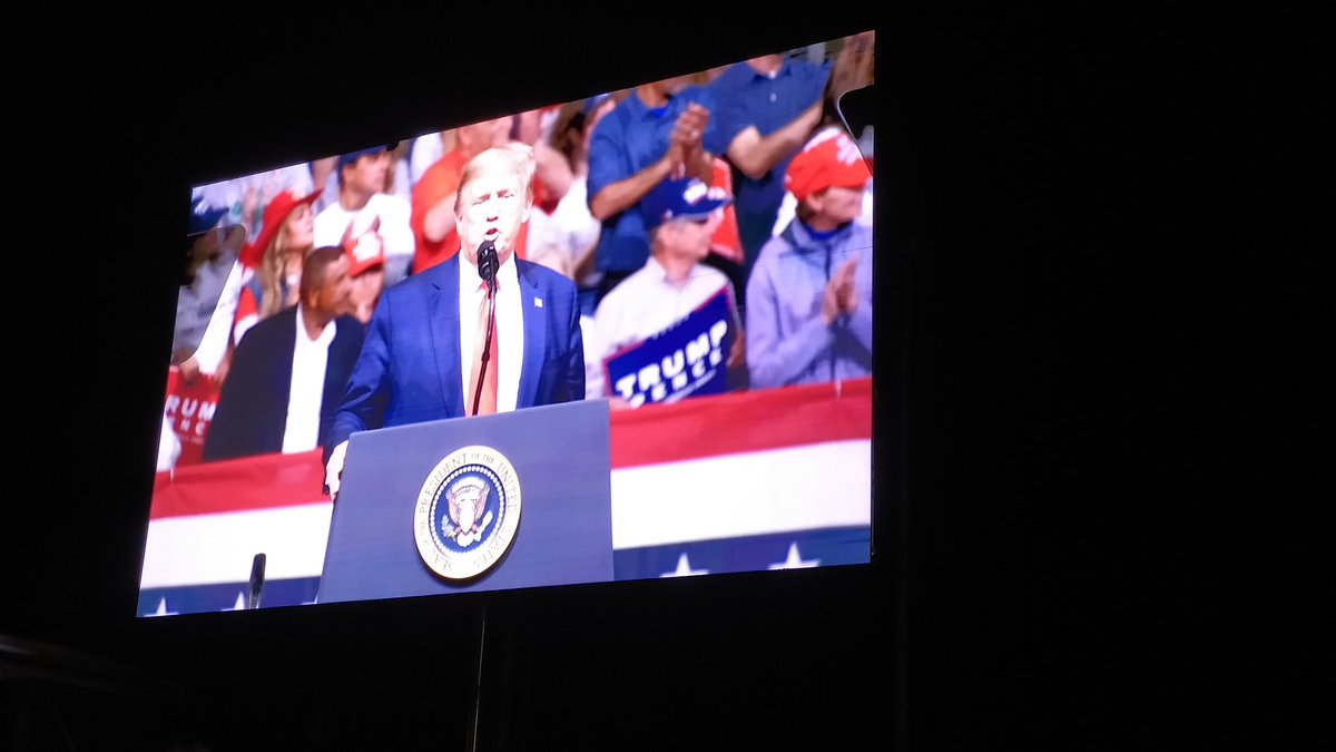 9reen's tweet image. It was a beautiful night in 4thNov 2016 and It will be beautiful night again in Nov #AmericaFirst #TrumpinAZ #TrumpRallyPhoenix