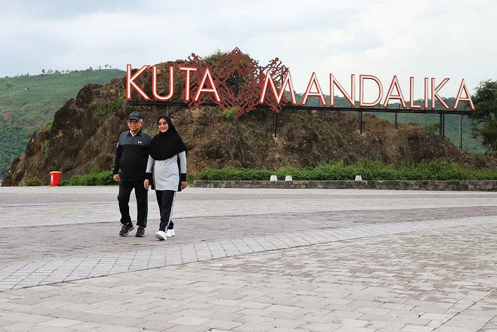 Selamat pagi Indonesia.

Pagi ini saya bersama istri berolahraga di Mandalika.

Melihat pemandangan dan pembangunan di sekitar pantai, saya optimis Mandalika akan menjadi destinasi wisata kelas dunia.