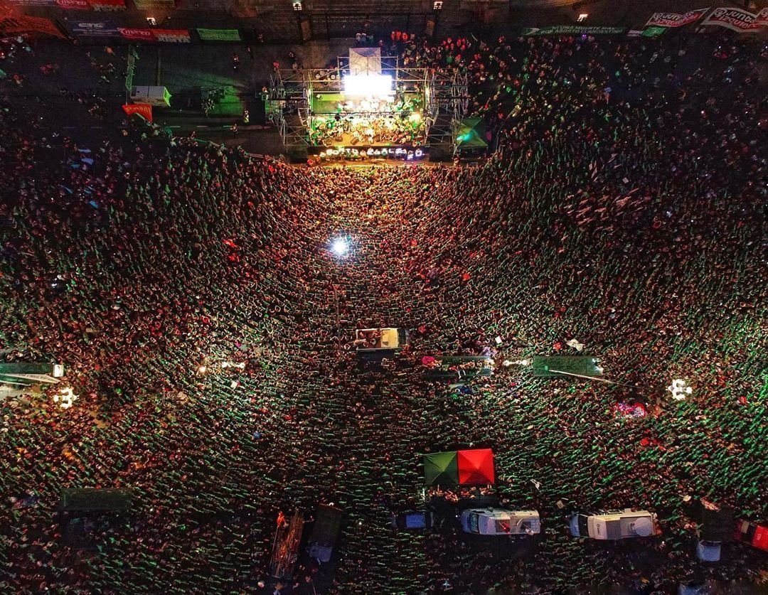 Tanto que dijeron que esto es moda  miren como ni una traiciona. Se llama convicción, hasta no ganar los derechos que sabemos que merecemos ninguna se rinde ni se va. 🤍 2020 aborto legal