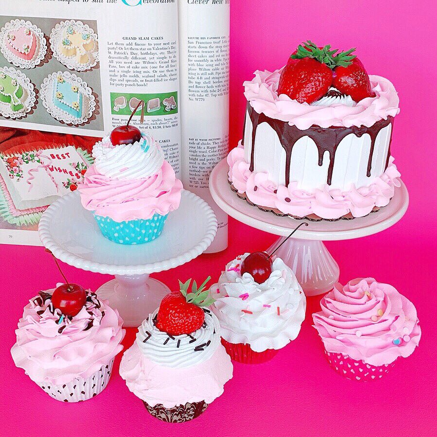ヴィンテージdeco 新宿店 Na Twitteru 飾る Lovely Sweets レトロ かわいいmade In Usaの フェイクスイーツ がたくさん入荷しました アメリカのケーキ屋さんに並んでいそうな ポップなカラーの スイーツ ぜひお店でご覧ください Https T Co Hwx27rrovk