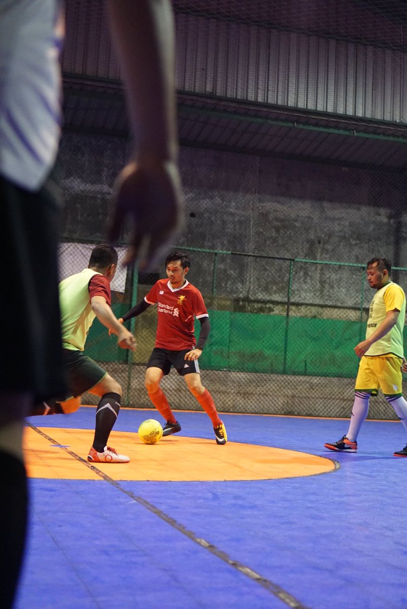 BRSurabaya's tweet photo. Galeri foto fun futsal setelah pulang dari Madrid βοΈ
.
.
.
----------------
#KoenGakFutsalIjenan #LetsGUYUB #Futsal #FutsalSurabaya #anakbigreds #bigreds #bigredssurabaya #BRsurabaya #BRSUB #SCOUSEROBOYO #LFC #LiverpoolFC #KGMI #YNWA https://t.co/4FlYjpynPl