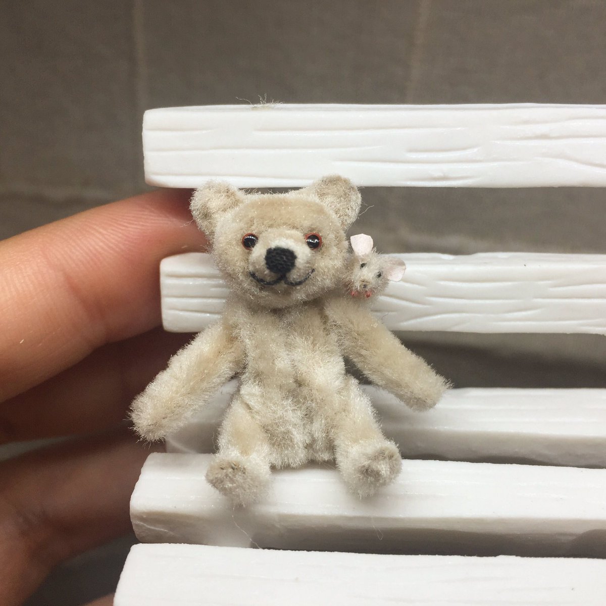 NaemaDiy's tweet photo. ネズミの友達とパチリ📷

#ミニチュア #ミニチュアベア #ミニチュア雑貨 #miniature #miniaturebear #手作り雑貨 #てづくり雑貨 #テディベア #teddybear  #手作り #ドールハウス  #ミニチュアハウス #ミニチュアドールハウス #miniature #miniaturehouse #handmade #dollhouse #diy #miniatures https://t.co/Fde9mwDukK