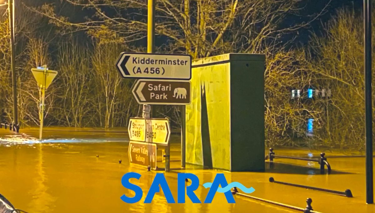 SARAWyreF's tweet photo. Last night Crews from @SARAWyreF &amp; @SARATewks were tasked to help @HWFireWFhub @HWFireControl  &amp; the @EnvAgency in Bewdley monitoring the river level and flood barriers.
Due to the concerns, we have returned tonight to keep Bewdley safe for a further night￼￼ #Volunteers https://t.co/Kr3D80PpbE