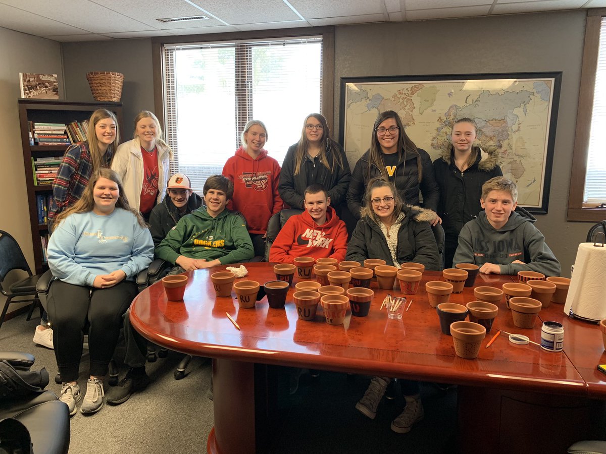 ResourcesUnite's tweet photo. Thanks to the students from Western Dubuque High School who came in to Resources Unite to paint terra-cotta pots for members of our community! Community members who receive these will have the chance to plant their own flowers and learn more about what RU has to offer! https://t.co/7HRpoYN5Bf