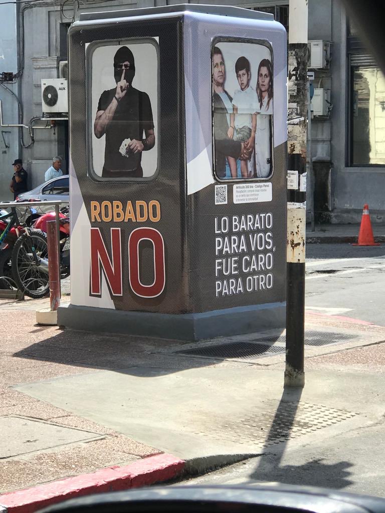 mvdsister's tweet photo. Hoy volviendo de la Ciudad Vieja, en Mercedes y J.H y Obes, vi esto. ¡Me encantó!   Es algo que siempre lo digo y ojalá se deje de hacer. #RobadoNo https://t.co/pWbRoRVQrr