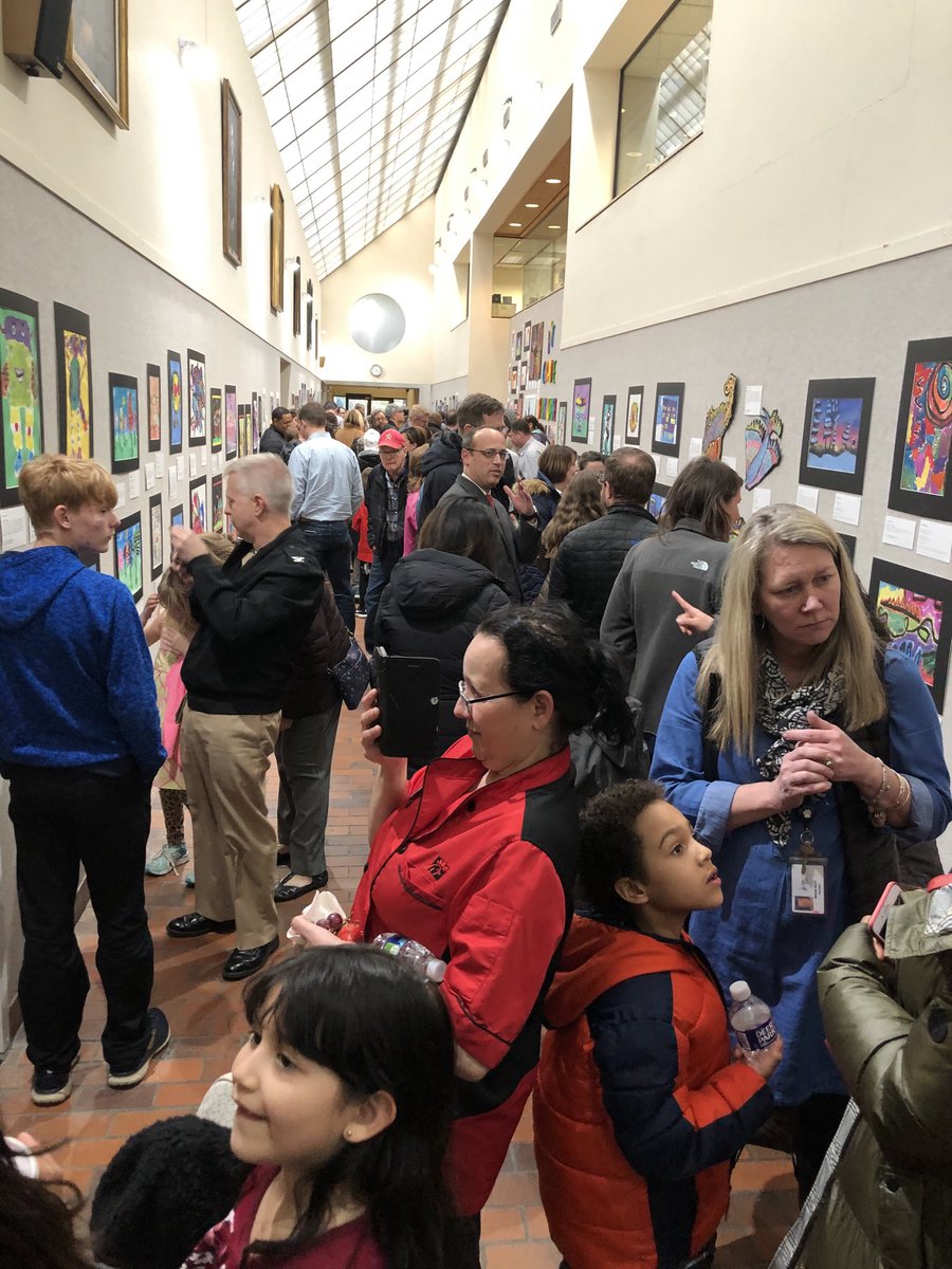 hcpss_visualart's tweet image. Huge turn out for the first grade showcase.  Congratulations to the student artists and all the HCPSS elementary art teachers. ⁦@hcpss_FineArts⁩ ⁦@HcpssA⁩
