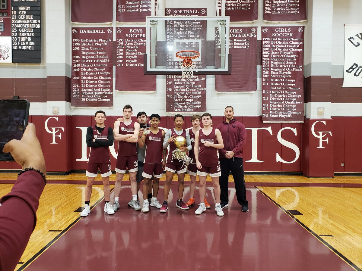 tellis67's tweet photo. Them Co-District Champion Seniors❤ Great Season! Playoff ready💪 @MediaUptempo @NikEllis3 @ml3k4 @Evan2k20 @kyleblum27 @BlakeStancik @CoachPaye_BFND https://t.co/bzwyyCNKvT