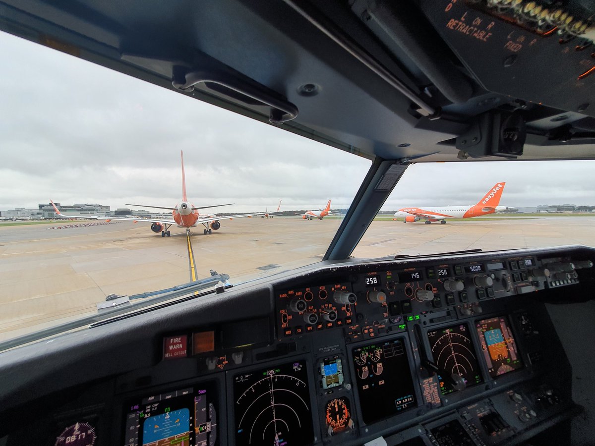 apilotsview's tweet photo. Easyjets everywhere 😲
#Gatwick #lineupbehindeasyjet https://t.co/FQDzUCB1Eo