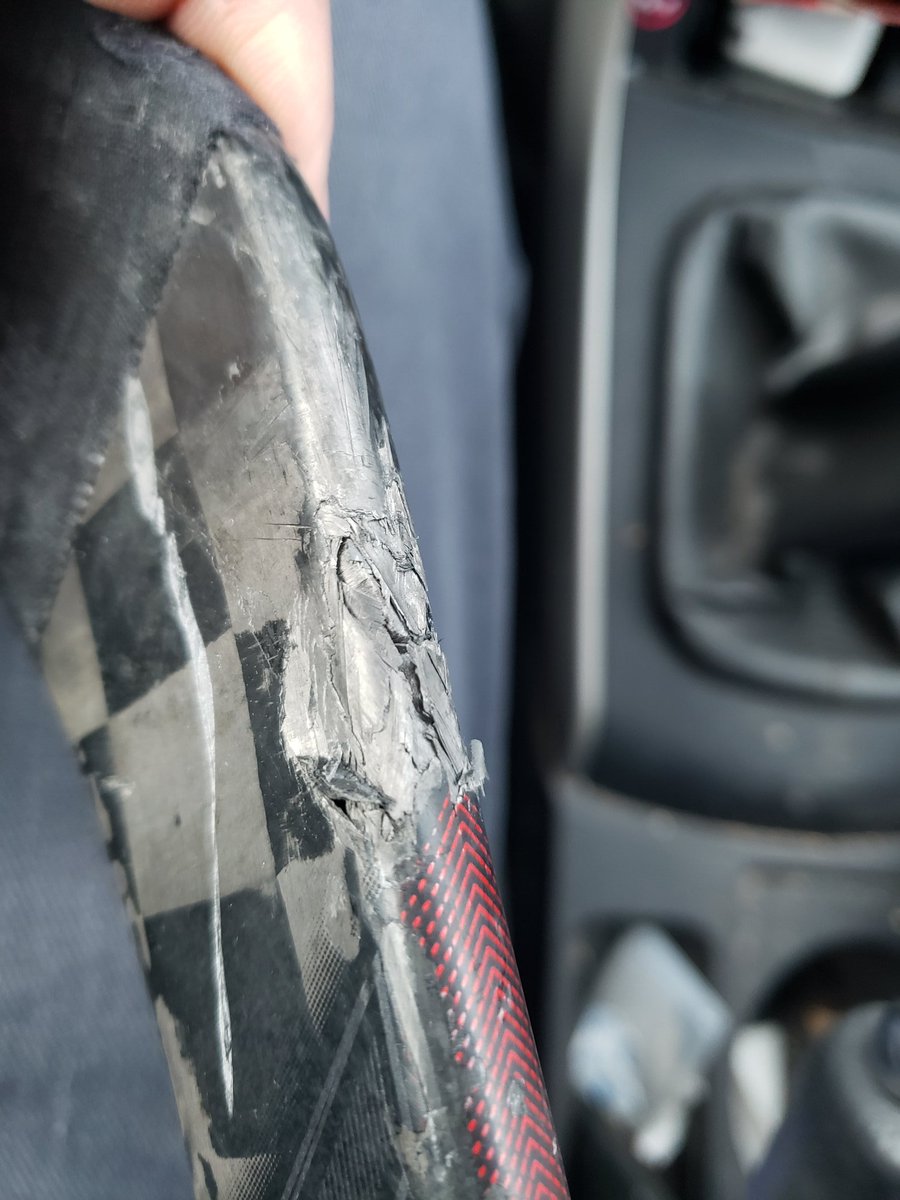robbie190's tweet photo. All ccm fans out there do not buy ccm jetspeed stick. As 2 of the same stick have failed the same way in 8 weeks after you buy it. @CCMHockey #ccmjetspeed #madepoorly https://t.co/VptnubzFfK