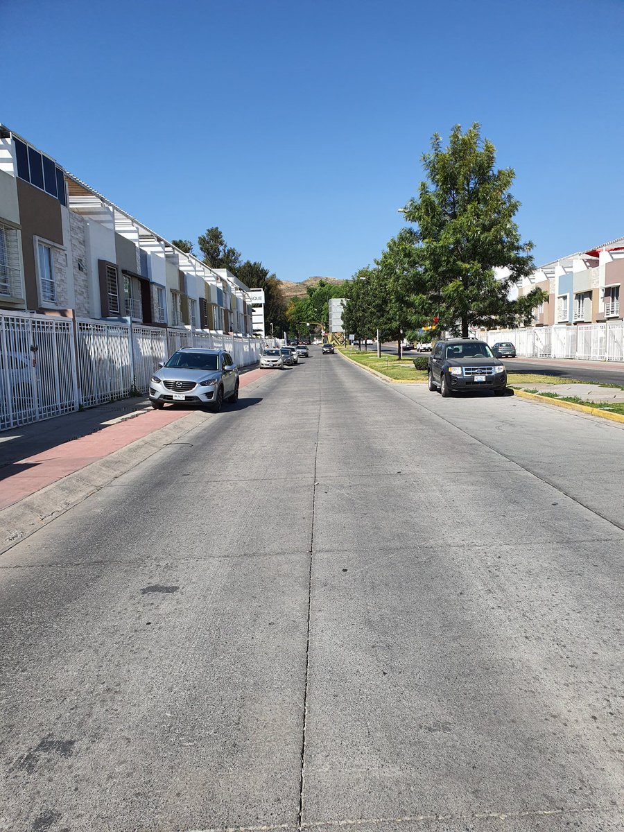 srayala's tweet photo. A ver si arrobando a @Trafico_ZMG y @ElTocinoDelDia, @JaliscoVial y @JonadabMartinez hacen algo para acabar con este abuso: coches estacionados en la banqueta. Padre Xavier Scheifler, atrás del @ITESO. https://t.co/V6QZTbA4Yi