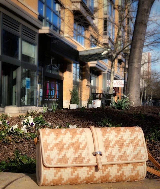 AnnaOBags's tweet photo. #annaorthweindesigns #theartofluxury !
Signs of a not-so-far-away SPRING🌸🍃!
#clutch #clutchbag #woven #wovenleather #wovenleatherbag #springfashion #lambskinleather #lambskin #houndstooth #houndstoothfashion #lovebags https://t.co/hkVeiGChn2 https://t.co/kSCxqPJu4W