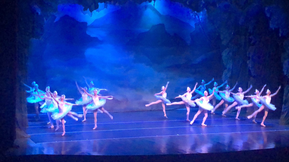 playaenmano's tweet photo. #ElLagodelosCisnes con el ballet 🩰 imperial de San Petersburgo en #PlayadelCarmen @playateatro  con 35 bailarines en escena y la dirección del maestro Viktor Korolkov. https://t.co/MpxGFEbKjm