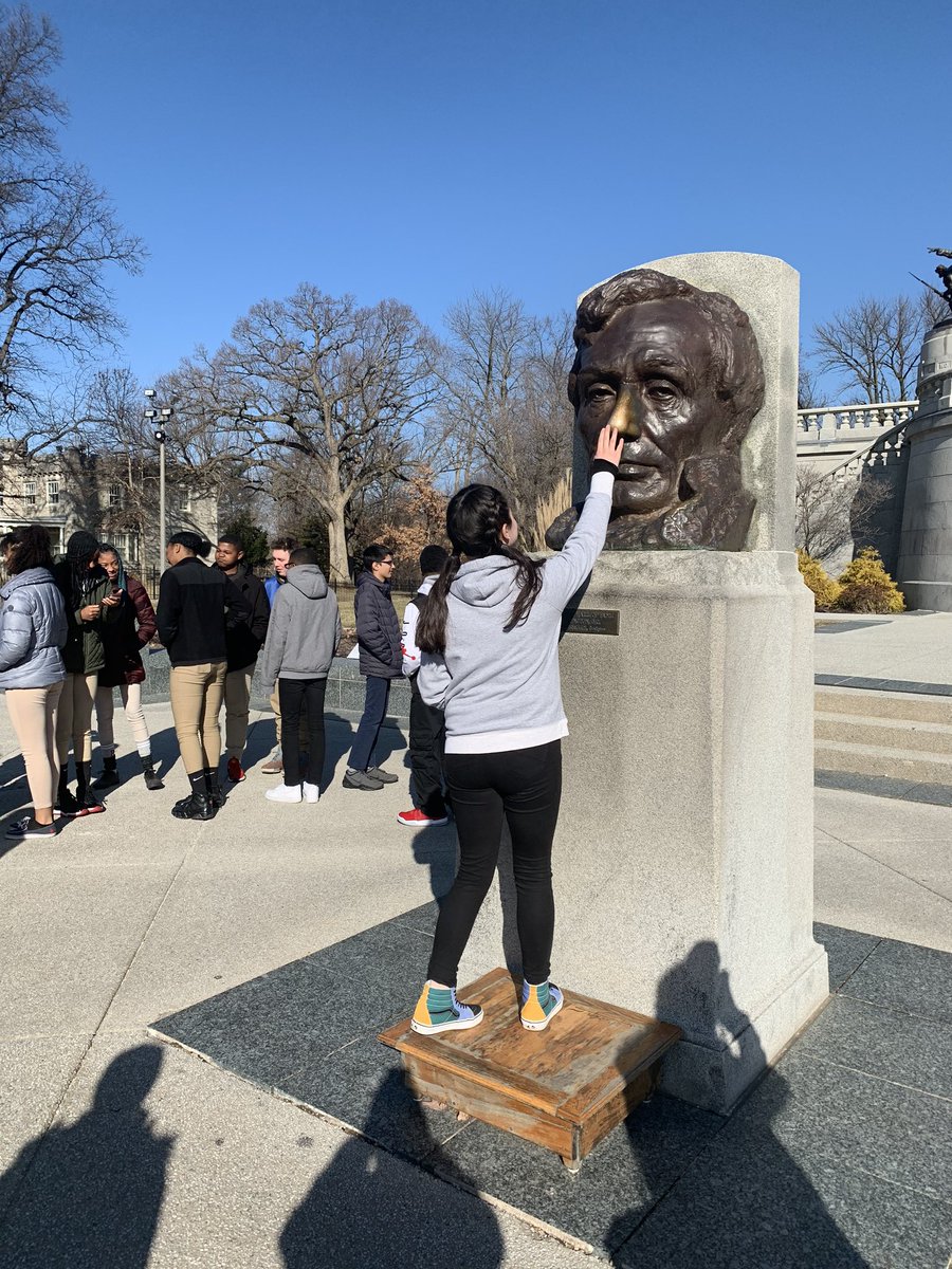 MrsShawsome's tweet photo. Rubbing Lincoln’s nose for luck! https://t.co/jQx6syiOlt