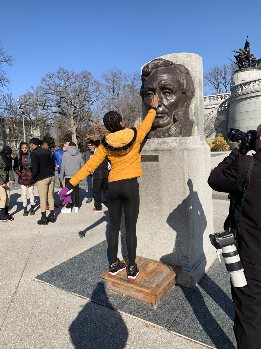 MrsShawsome's tweet photo. Rubbing Lincoln’s nose for luck! https://t.co/jQx6syiOlt