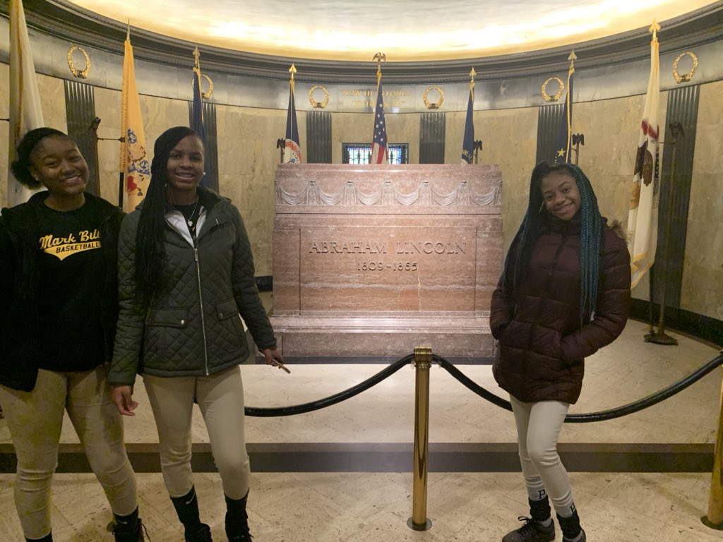 MrsShawsome's tweet photo. Visiting Lincoln’s Tomb https://t.co/XiwB2vb1Xu