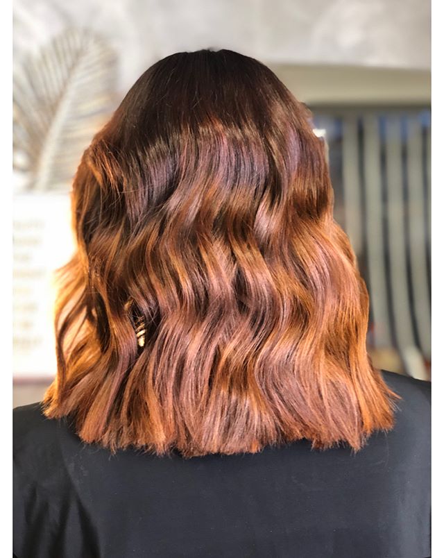 AtelierStore's tweet image. Balayage🍁cuivré
Et si on apportait de la chaleur et de l'éclat à notre chevelure ? Ça tombe bien 😊. Ce balayage est un shoot de lumière aux reflets chauds qui convient autant aux brunes qu’aux blondes. On adore !
Plus d'infos: blog.atelierstore.fr/hair-salon/
#atelierstore #ombrehair