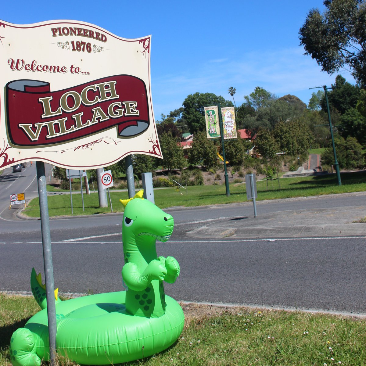 YOSA2020's tweet photo. Nessie has left Scotland, and is waiting in the town of Loch in Victoria for fellow Scots @paulmckennaband to roll through as part of the next @SmallHallsAUS! 🇦🇺🏴󠁧󠁢󠁳󠁣󠁴󠁿

The tour runs 6th March to 13th April, across Victoria, South Australia &amp; NSW! 🥳 #YOSA2020 #ScotlandIsNow https://t.co/iZdTGbhQif