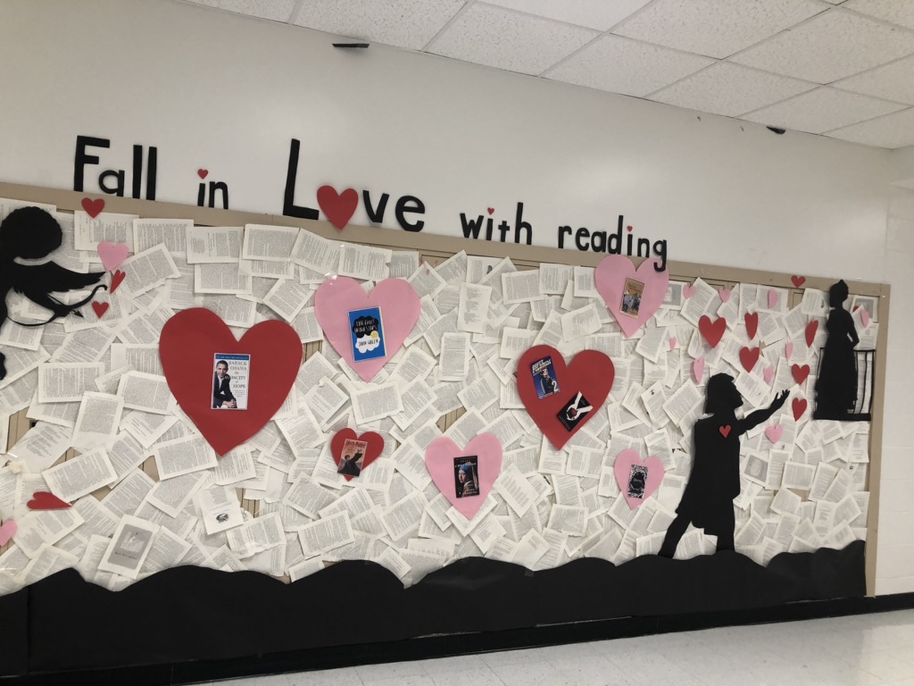 ehbeagle43's tweet photo. So cool!  CLMS promotes a LOVE of reading!!
@CLMSJETS https://t.co/MgCQrRFYGt