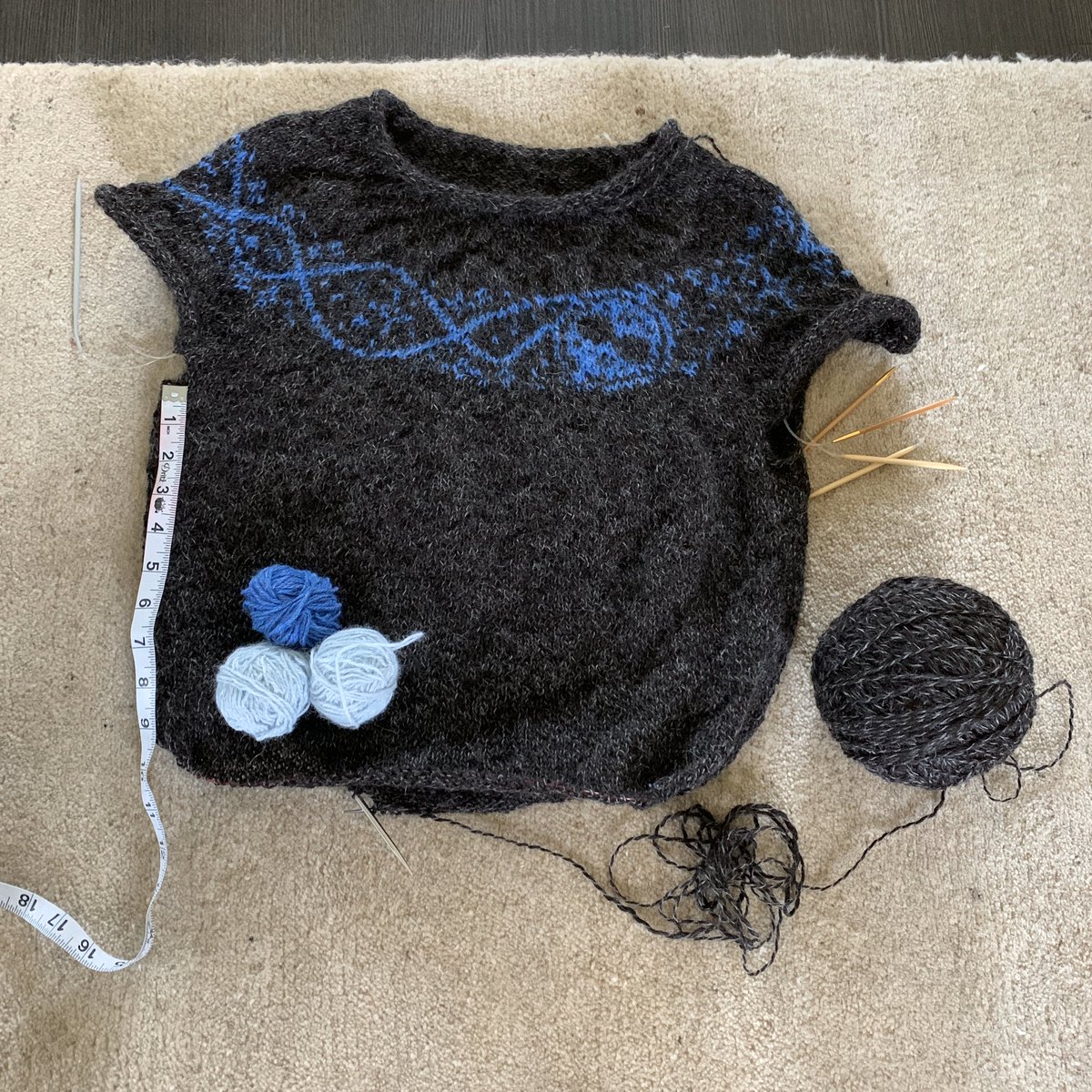creatorvox's tweet photo. Just two more inches until it's time to start the edging. Not sure if I'll revert to the pattern, or stay with the rolled edge. #handmade https://t.co/oUCxQjFYEk