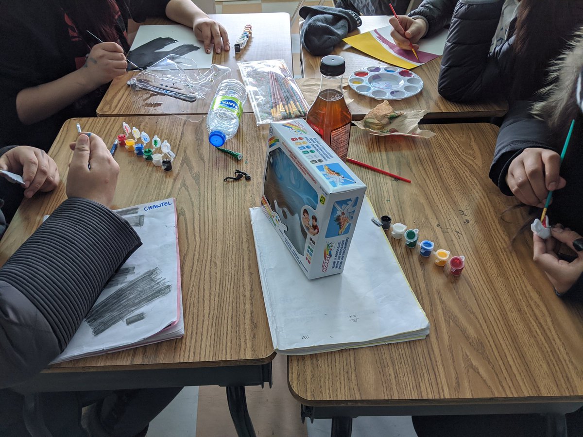 MsTaylor2017's tweet photo. Today during #geniushour we learned some guitar chords, some painting techniques, and beautiful nail art! https://t.co/NI6lwkqECL