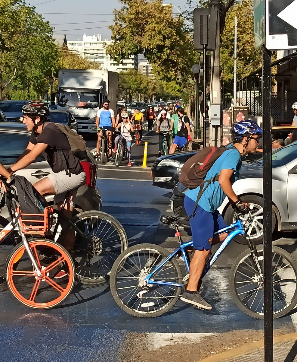 Esta imagen de E. Yáñez con R. Lyon, necesariamente, deberá ser la escena más común de las ciudades sustentables, eficientes e inteligentes del futuro.

Si Ud. es automovilista, lo más inteligente que puede hacer es asumirlo, y adaptarse cuanto antes a esta inaplazable realidad.