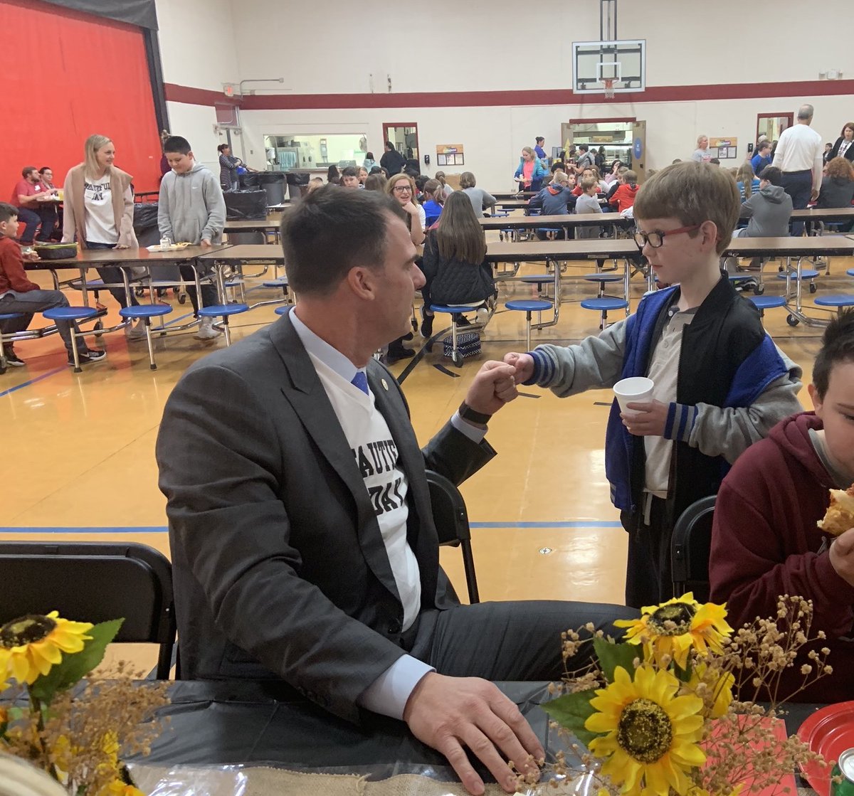 BeautifulDay_13's tweet photo. Thank you Governor Kevin Stitt and First Lady Sarah Stitt for joining a Beautiful Day birthday party today! 

We celebrated February birthdays at Independence Elementary School with pizza, bracelets, cards and an awesome spirit tunnel! 

#morebeautifuldays https://t.co/bc03rAGILq