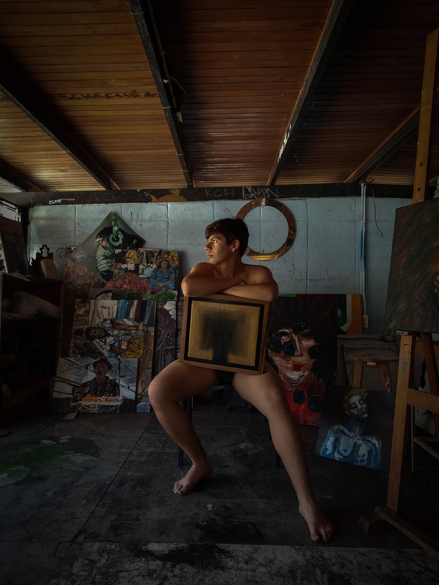 juanfq_'s tweet photo. En la universidad mi profesor de color l nos mandó a tomarnos unos desnudos artísticos para sentirnos más a gusto con nuestros cuerpos y pintarnos. Yo tenía muchos nervios porque soy inseguro pero todo resultó lindo y a mi profesor le gusto mi resultado. https://t.co/aPuFSaffKO