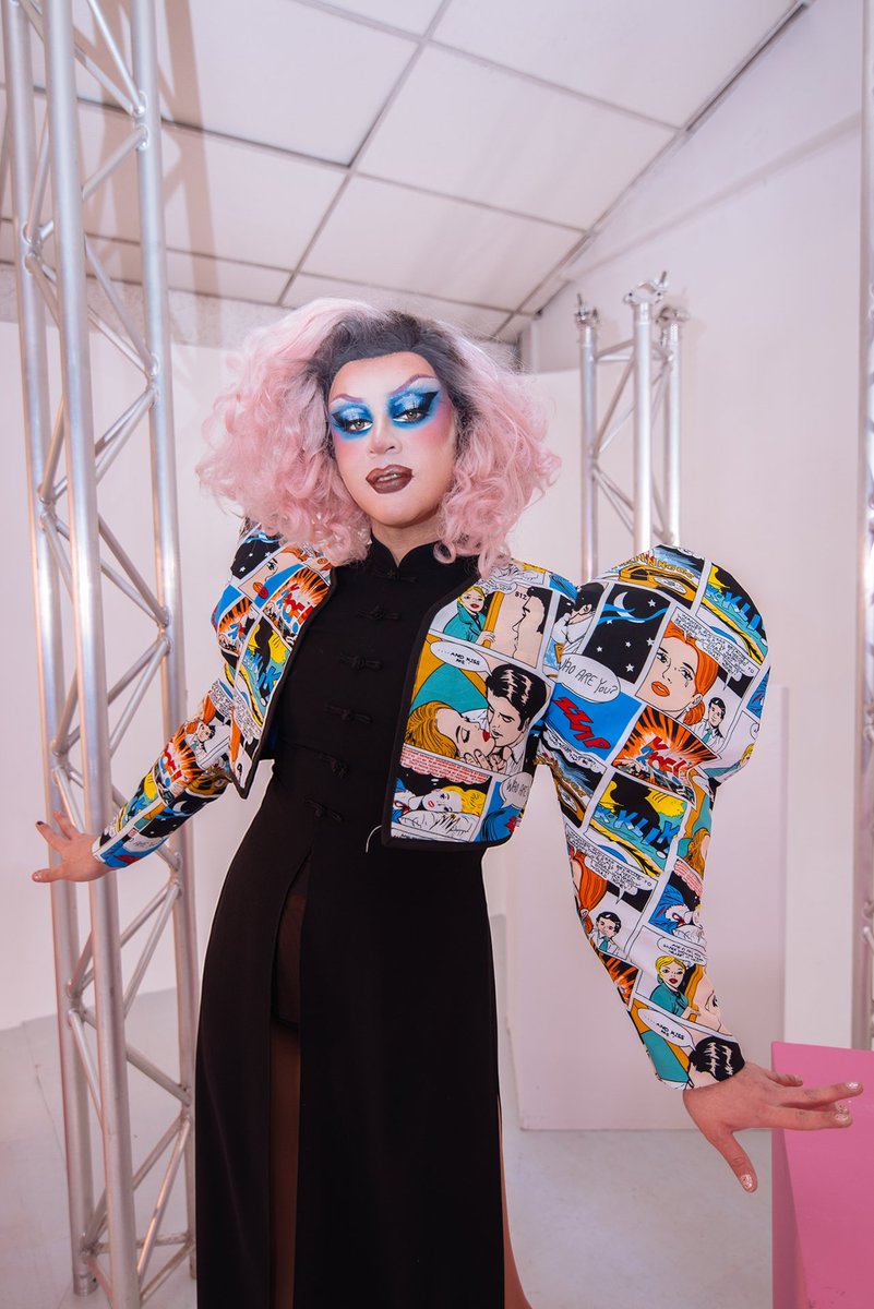 art_tica's tweet photo. Feeling the Fantasy 🦇
Revisitando el estudio de #versusdragqueens T01 💕
📸 @alexandra_vhc
🧥 @fpanxxo
#arttica #makeup #dragqueen #drag #chileandrag #draglatina #dragchilena #mug #transformation https://t.co/f5HHkuc8sB