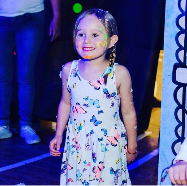 cooperaguilar's tweet photo. Hoy felicitamos con mucho cariño a la más pequeña de las mosqueteras #Miranda 👧 que estés pasando un día extraordinario en compañía de tu mami @GeraldineBazanO tú hermanita #Ellissa y tus seres más queridos 🎂🎁🎉🎈 https://t.co/xE0mWv6ErF