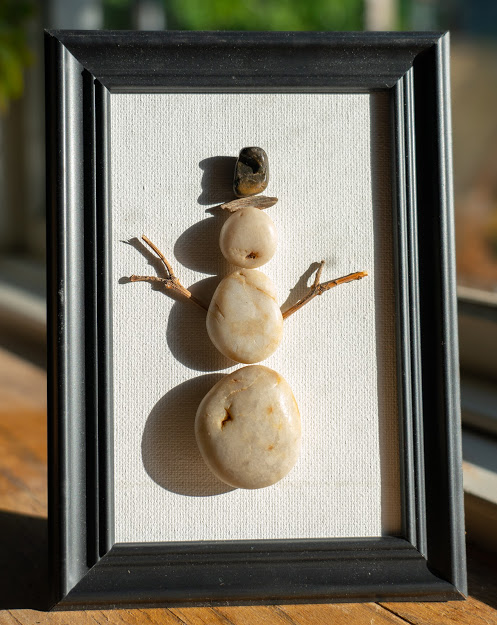 FunFunkyGallery's tweet photo. Colorado "pebble" Snowman! He feels right at home today at the FUN & FUNKY gallery, 12" more white stuff expected again here in beautiful Bailey Colorado, keep it FUN and FUNKY! #FunFunkyGallery #coloradosnow #Colorado #art #artistsoftwitter #artists #Rock #frosty #SnowMan https://t.co/R6Hjw7BC0C