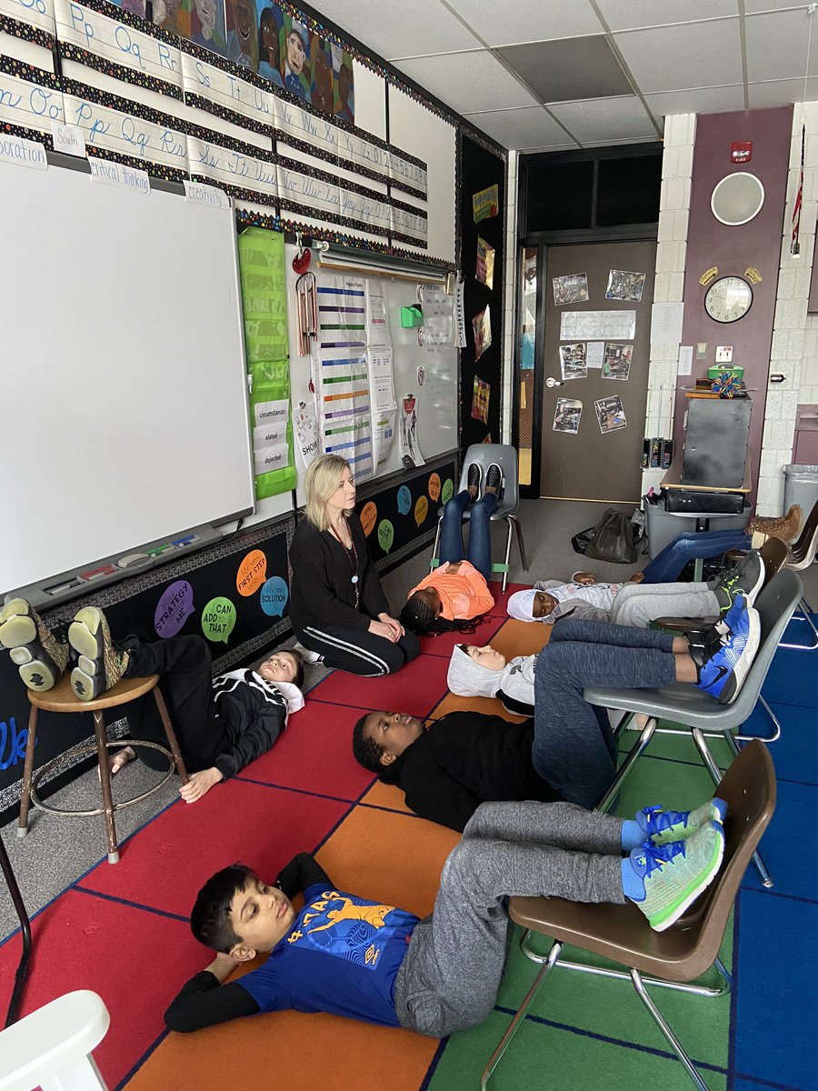 eldridge_class's tweet photo. What a great morning of learning with @1000petals ! We did a plank challenge, practiced new yoga poses and enjoyed #mindfulness. #WeInspireEACH https://t.co/ArZLlP78M7