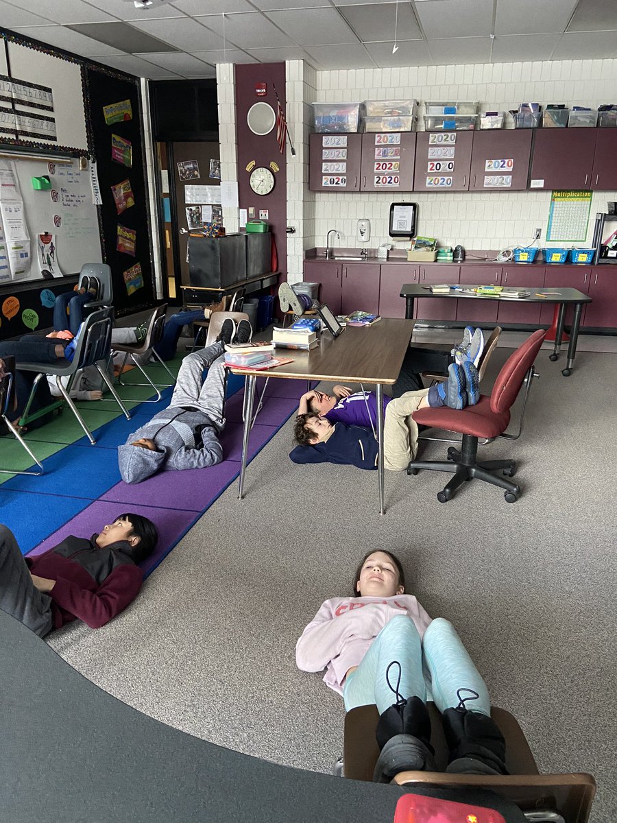 eldridge_class's tweet photo. What a great morning of learning with @1000petals ! We did a plank challenge, practiced new yoga poses and enjoyed #mindfulness. #WeInspireEACH https://t.co/ArZLlP78M7