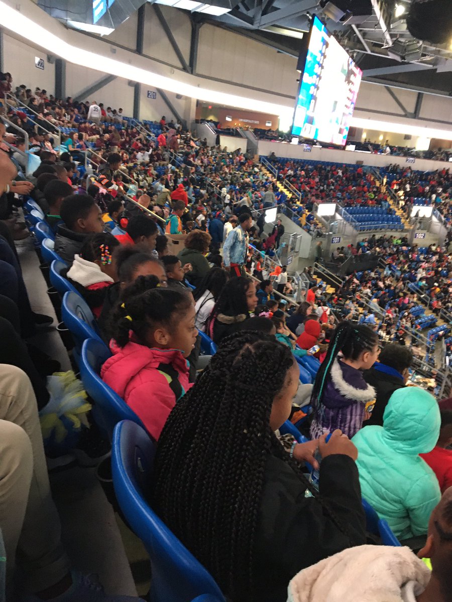 andrewbaxter44's tweet photo. I saw my 1st SLU game today and had the opportunity to take my 3rd grade class. Lemasters Elementary was well represented and it was great to see Mr. Lenard out on the court. @BacktoBasicsInc @MrSucherman https://t.co/gztTVVkA65