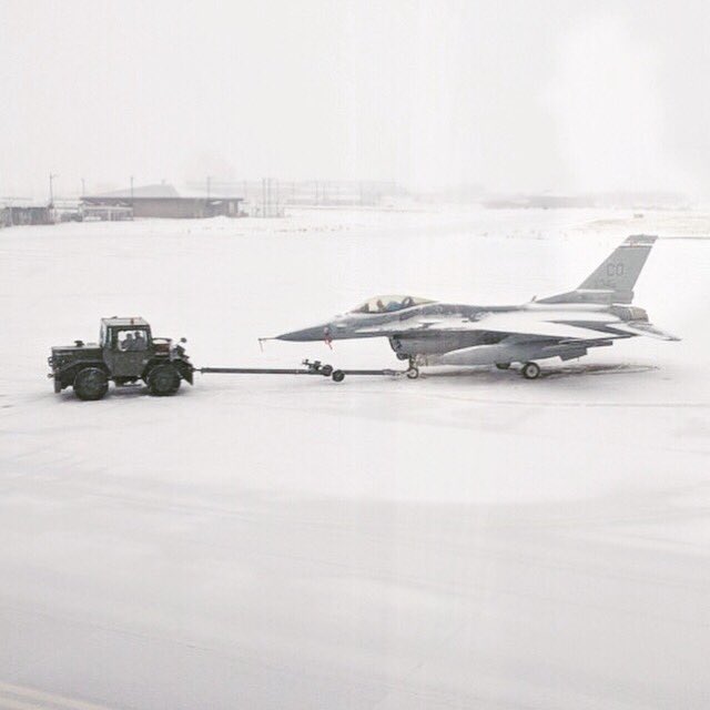 140Wg's tweet photo. Gotta get every last jet in the hangar before any more snow falls! These maintainers work hard no matter what Colorado weather bring them! 💦❄️💨⛈☀️🌪🔥🌤💧🌬🌊 #140wg #coang #cong1860 @140wg #coloradoweather #weather #f16 #buckleyafb https://t.co/Q1eaALHBei