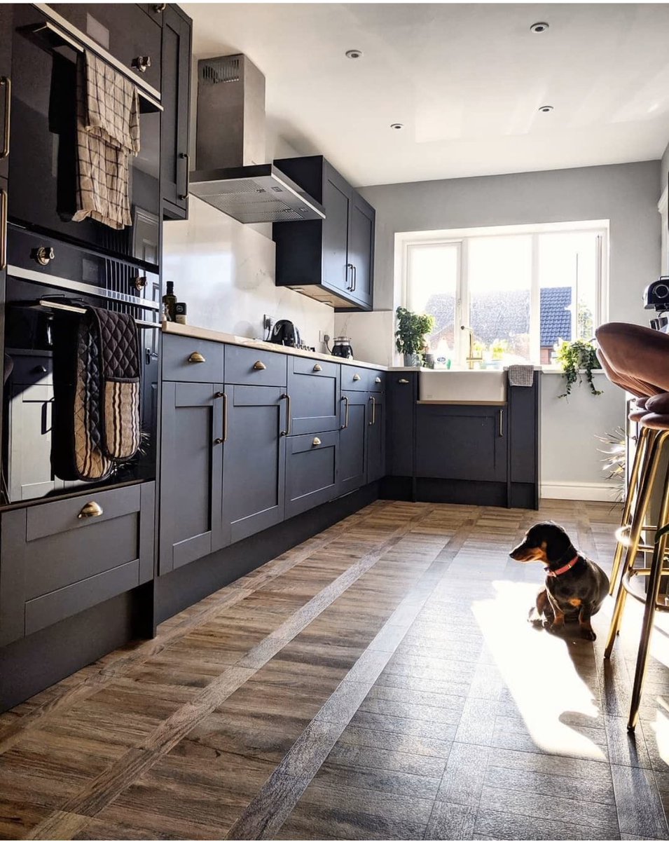 masterclassint's tweet photo. We adore Graphite Shaker kitchen, the dark rustic wood floor and gold handle detailing work beautifully together.
#kitchenshowroom #Masterclassmoments #MasterclassKitchenMoments #kitchens #london #kingsheath #birmingham #loveisland #goldhandles #rusticfloor #golddetailing #mck https://t.co/fa7AM7fuEE