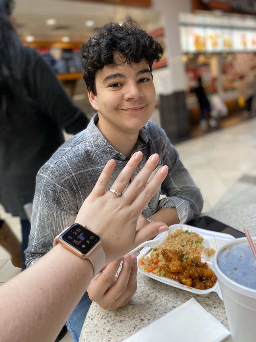 mackenziee1452's tweet image. future mrs. frausto❤️💍 #imengaged