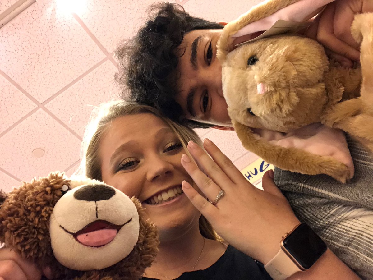 mackenziee1452's tweet image. future mrs. frausto❤️💍 #imengaged