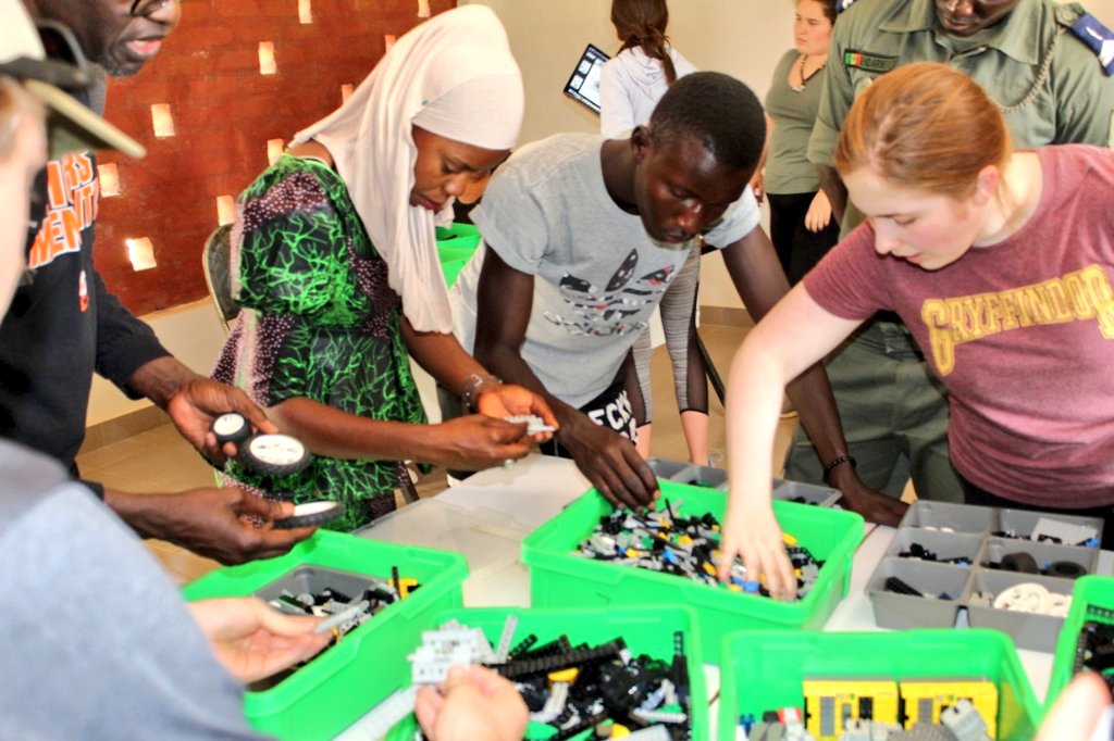 azoubig's tweet photo. Vous avez dit #robotique 😍

Bientôt le @lambayecenter démarrera son programme robotique pour les élèves.

Wait and see 👏🏾🔥💪🏽
#robotics
#kebetu 
#STEM https://t.co/oDMris7OqE