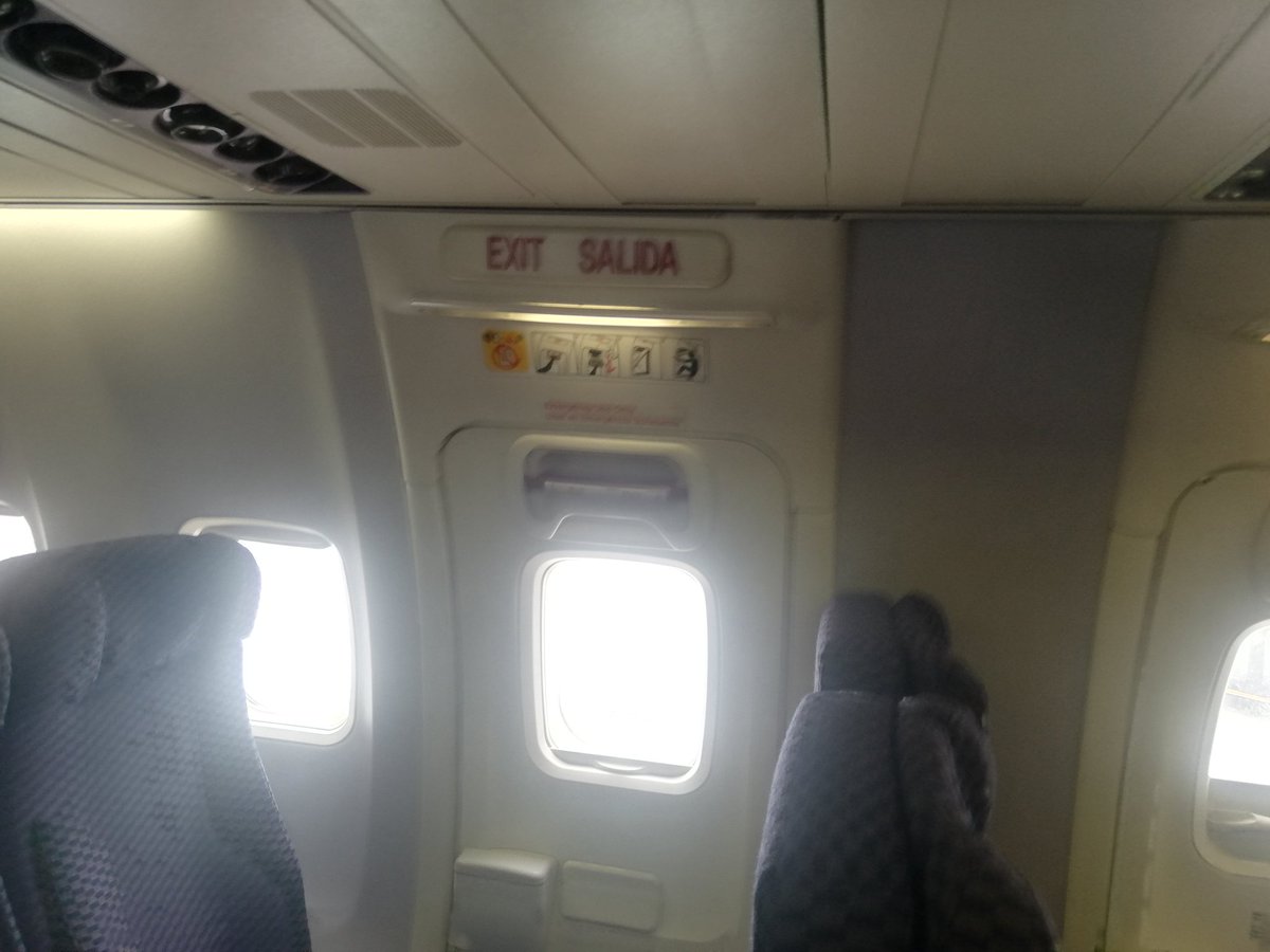 johnalbertoap's tweet photo. Hoy el #HP1534CMP de @copaairlines volo como @wingo haciendo el 7055 Bogotá Guayaquil.. Los que pagaron asientos delanteros pudieron probar los asientos Bussisnes con el servicio de #Wingo https://t.co/VOiO2qQfUf