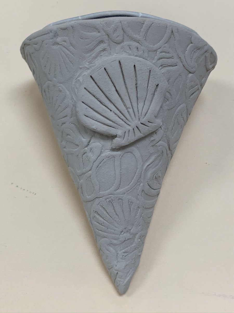 lpoppart's tweet image. Miss Meredith is ROCKING her student teaching at Tridelphia Ridge ES....Gr 5 Ss brainstorm sketches for their PERSONAL clay wall pocket....ENGAGEMENT @hcpss_visualart