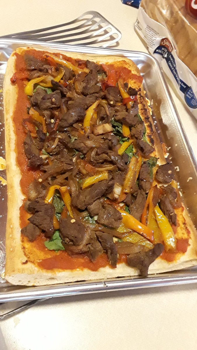 EarperFoodie's tweet image. When you don&apos;t have pizza dough, Afghan bread will do. #EarperFoodie #PizzaHack