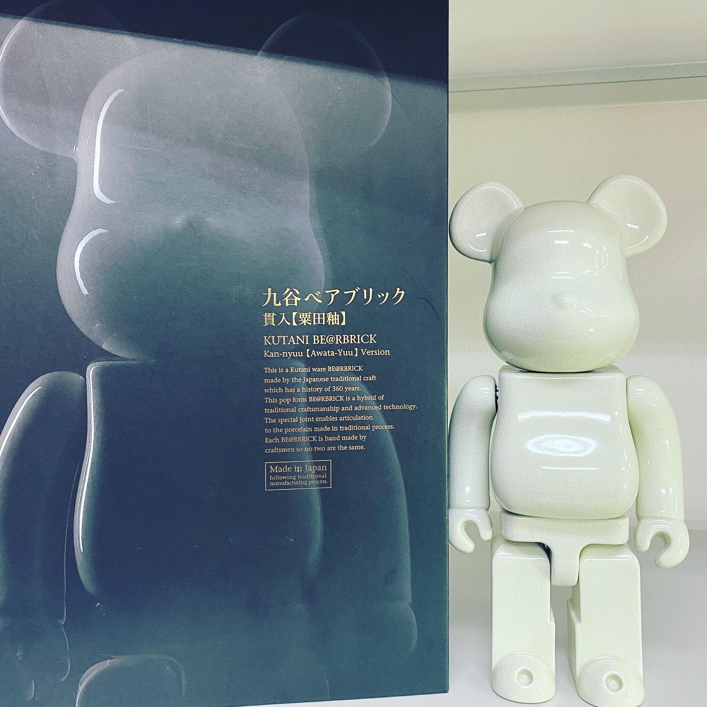 山本 祐介 オタク社長 トイズキング 九谷ベアブリック Be Rbrick 貫入 粟田釉 コレはなかなかレアな一品 日本を代表する伝統的な美術工芸品 九谷焼の世界観 最高 ベアブリック メディコムトイ コラボ クマ フィギュア おもちゃ